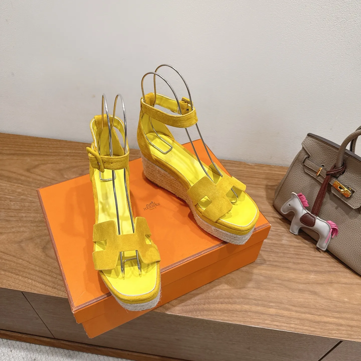 👟👟Ex-factory price 720👟👟 Hermes... a Eclair 2025 new color + popular series, the version is super positive, with a certain thickness, which makes the legs longer! Breathable, comfortable calfskin, spring and summer color matching, this item is both beautiful and comfortable! Channel supply code size: 35-39 can be ordered as 40.41 with airplane box ➕20